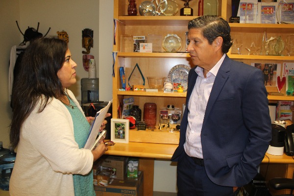 Maria Otero, Directora de Participación Comunitaria Latina platica con Antonio Tijerino, presidente y director del Hispanic Heritage Foundation en su oficina de Washington D.C.